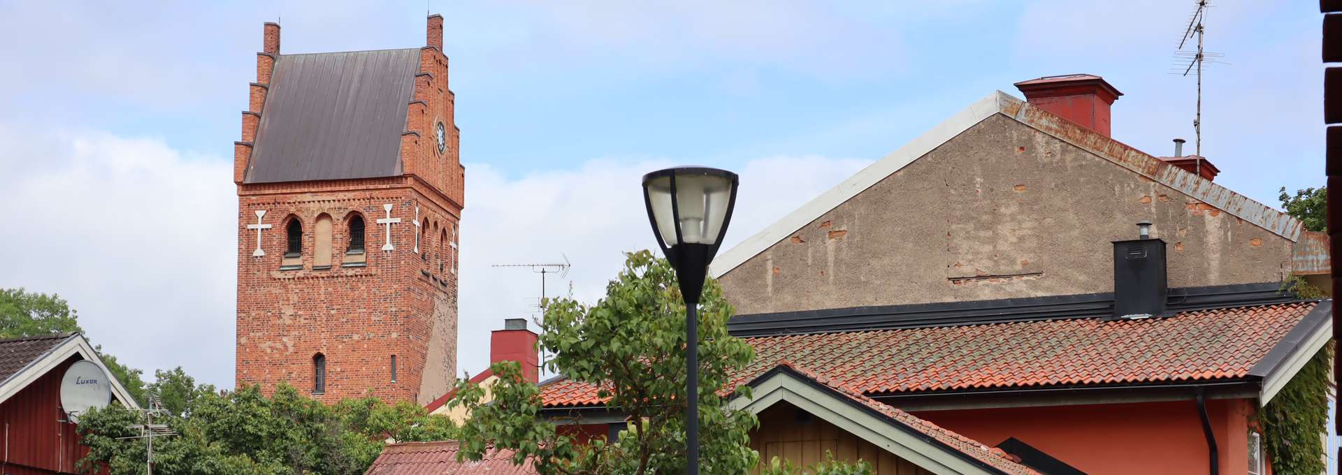 Den gamla medelstidsstaden Torshälla med kyrkan.