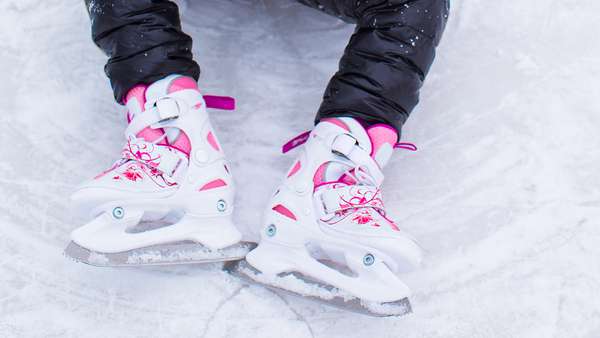Vit-rosa skridskor på is